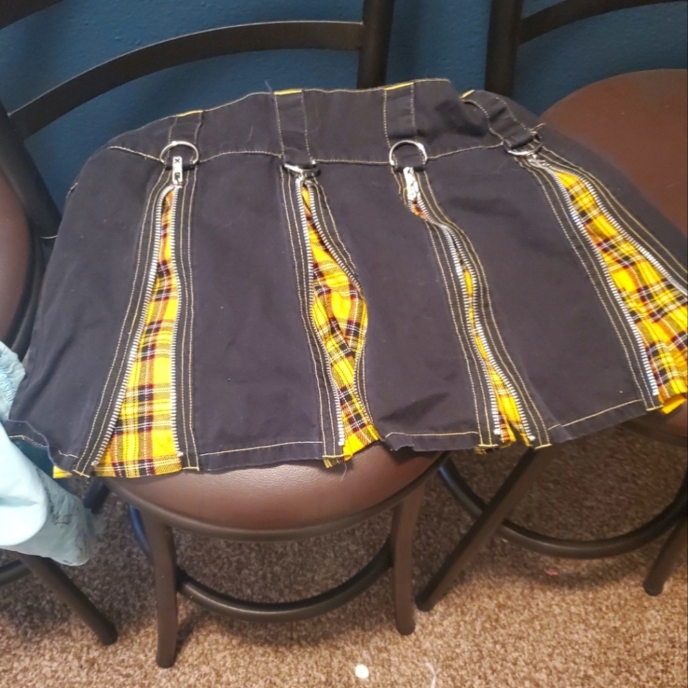 Tripp NYC yello and black skirt
